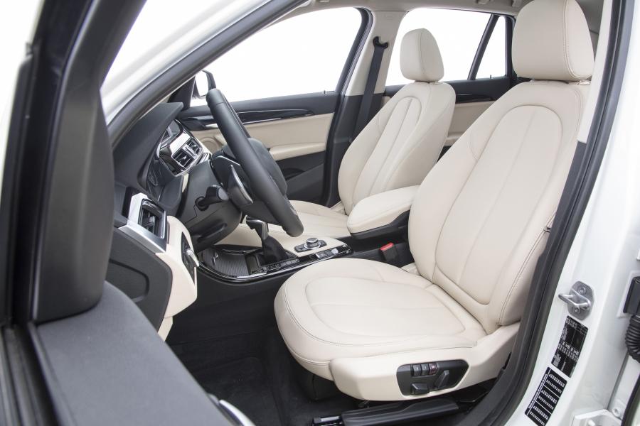 Интерьер BMW X1 sDrive20i xLine 2016 года  (LA) (фото 15 из 18)